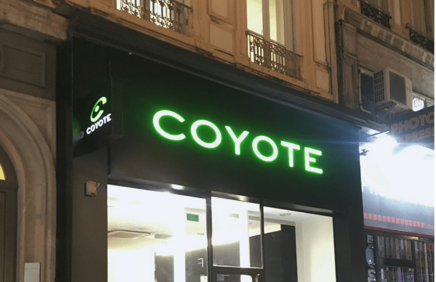 Caisson enseigne lumineuse allumée devanture