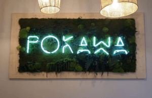 Enseigne végétale avec lettres lumineuses