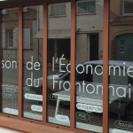 Lettrage adhésif sur la devanture de la maison de l'économie
