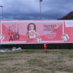 Photo d'une affiche publicitaire extérieur horizontal