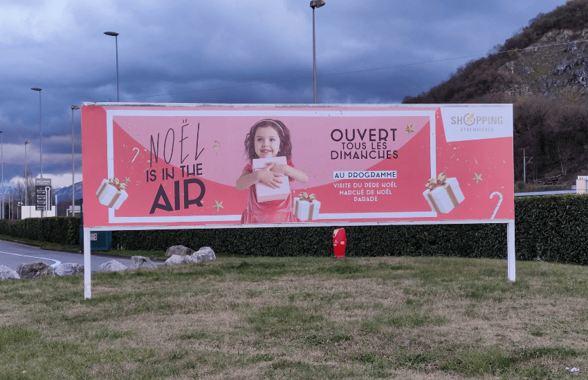 Photo d'une affiche publicitaire extérieur horizontal